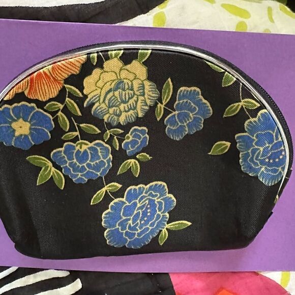 Floral Asian Influenced Silky Floral Cosmetic Bag
Black/ Red/ Blue - Picture 2 of 9